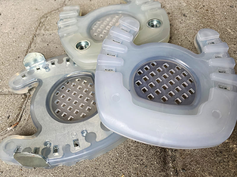 the versions of open-toed horseshoes with integrated grid sole
