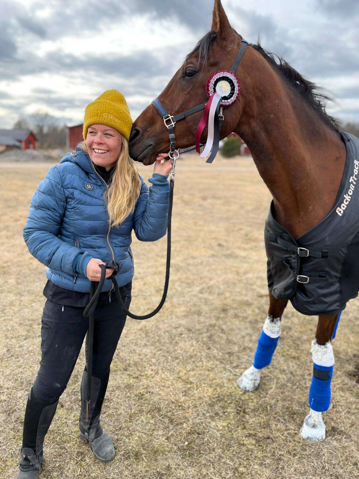 Rider and endurance horse with a bow in her mane