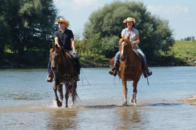 Dos jinetes cabalgan en el Danubio.