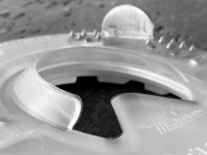 Close-up of the plastic lip in the horseshoe