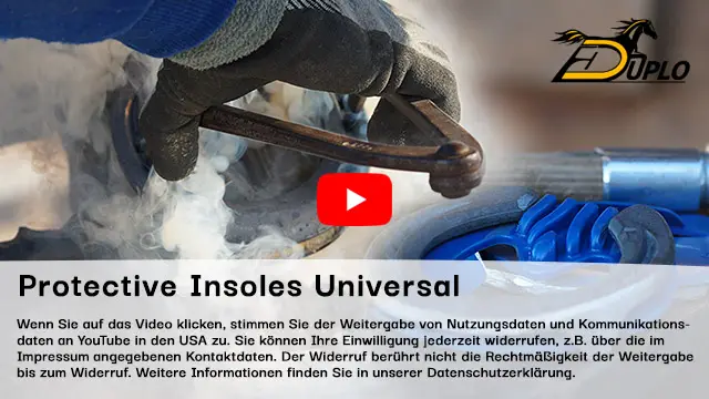 Ein Hufschmied brennt ein Hufeisen auf den Huf auf, es qualmt sehr stark. Daneben liegt eine blaue Hufeinlage in einem Mustad Hufeisen auf einem Amboss. Im Hintergrund liegt ein Double S Beschlagshammer.