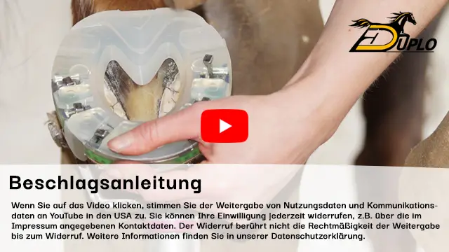 ein Verbundbeschlag mit Stahlkante wird auf den Huf genagelt